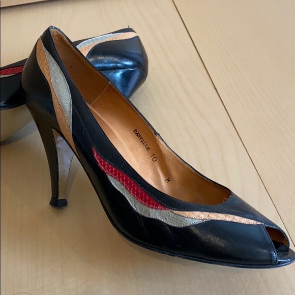 Black Vintage Rolina Ferragamo heals. - Picture 2 of 16